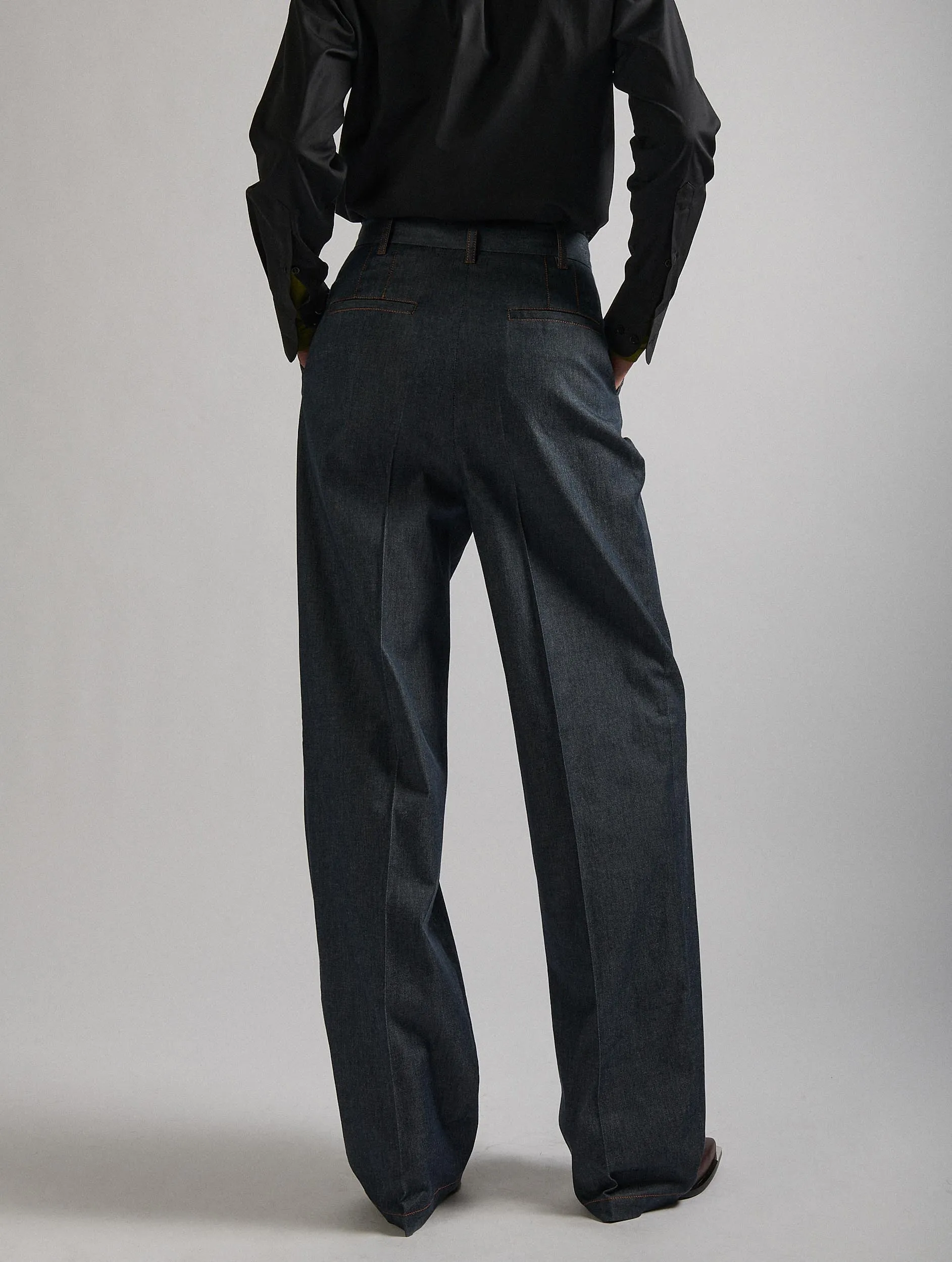 Wide-leg pleated pants in washed denim