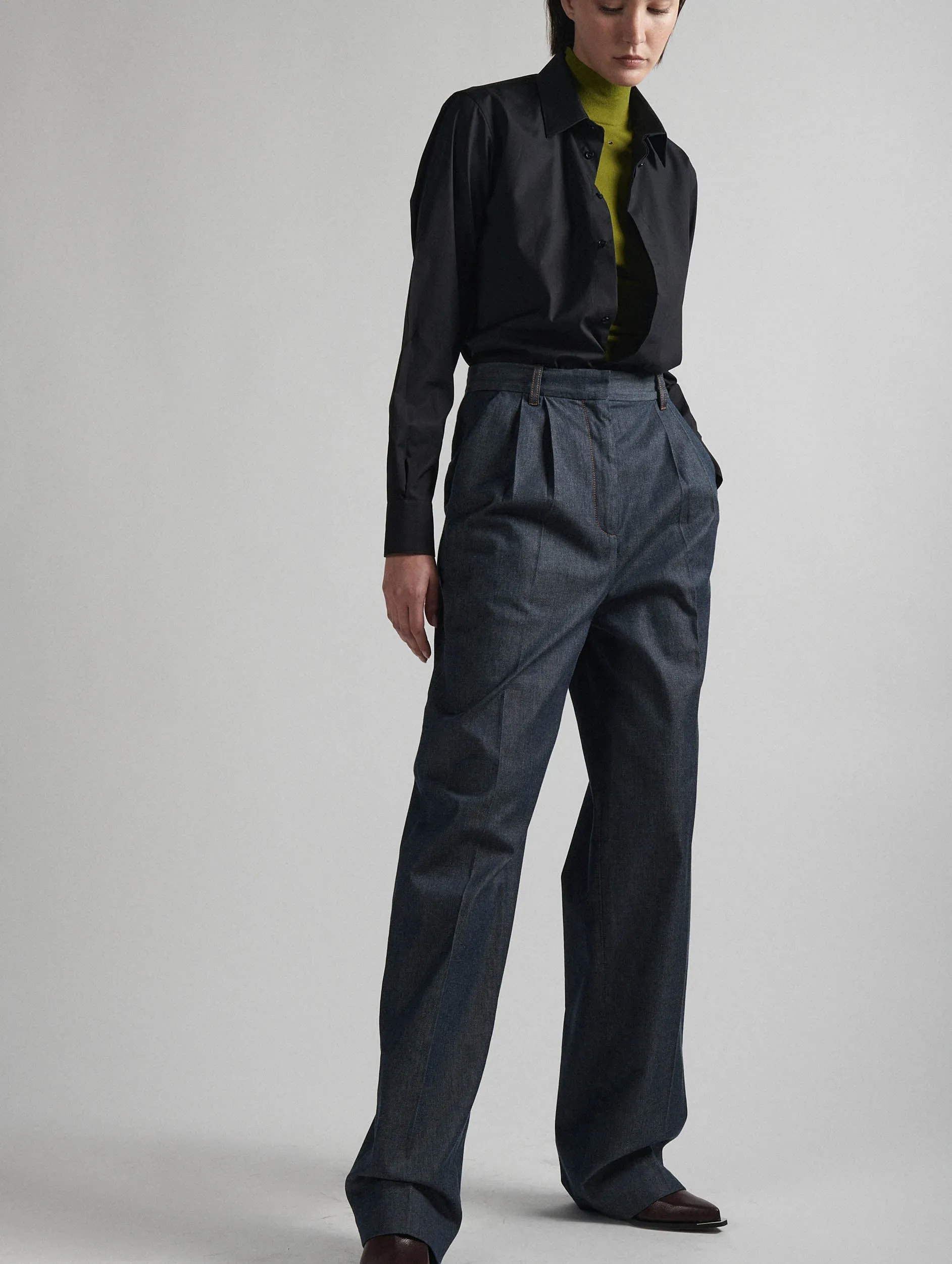 Wide-leg pleated pants in washed denim