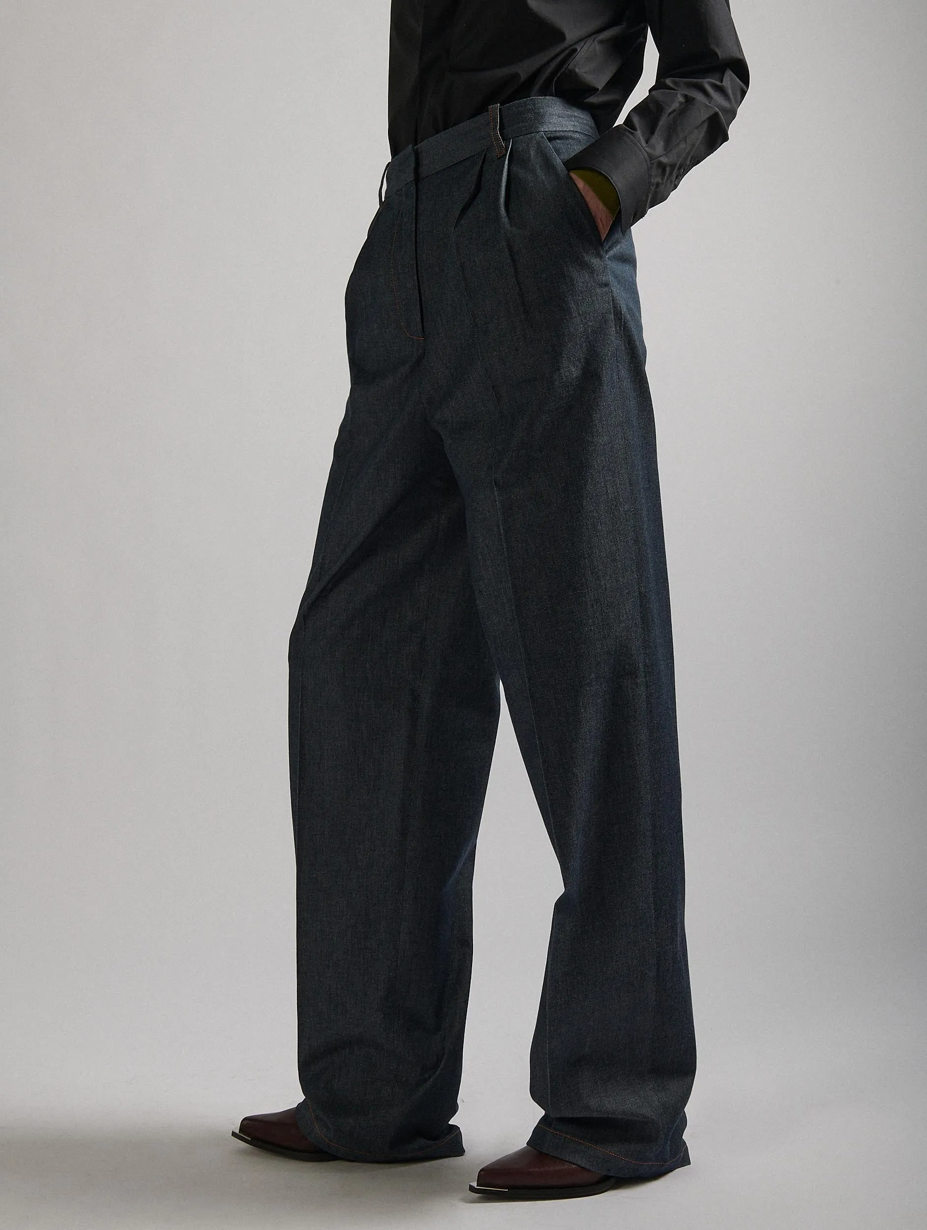 Wide-leg pleated pants in washed denim